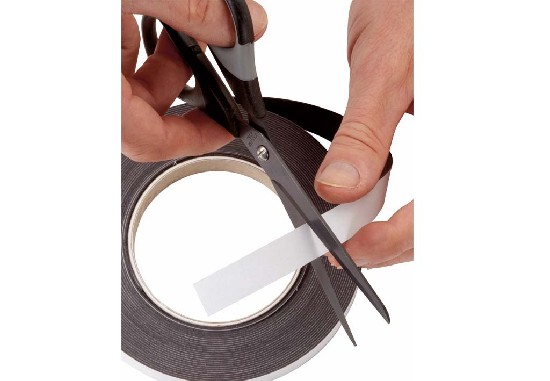 Magnetic labelling tape