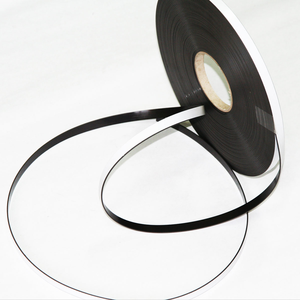 Self-adhesive magnetic tape with Standard glue