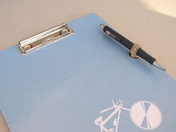 Metalowy uchwyt samoprzylepny na długopis lub ołówek