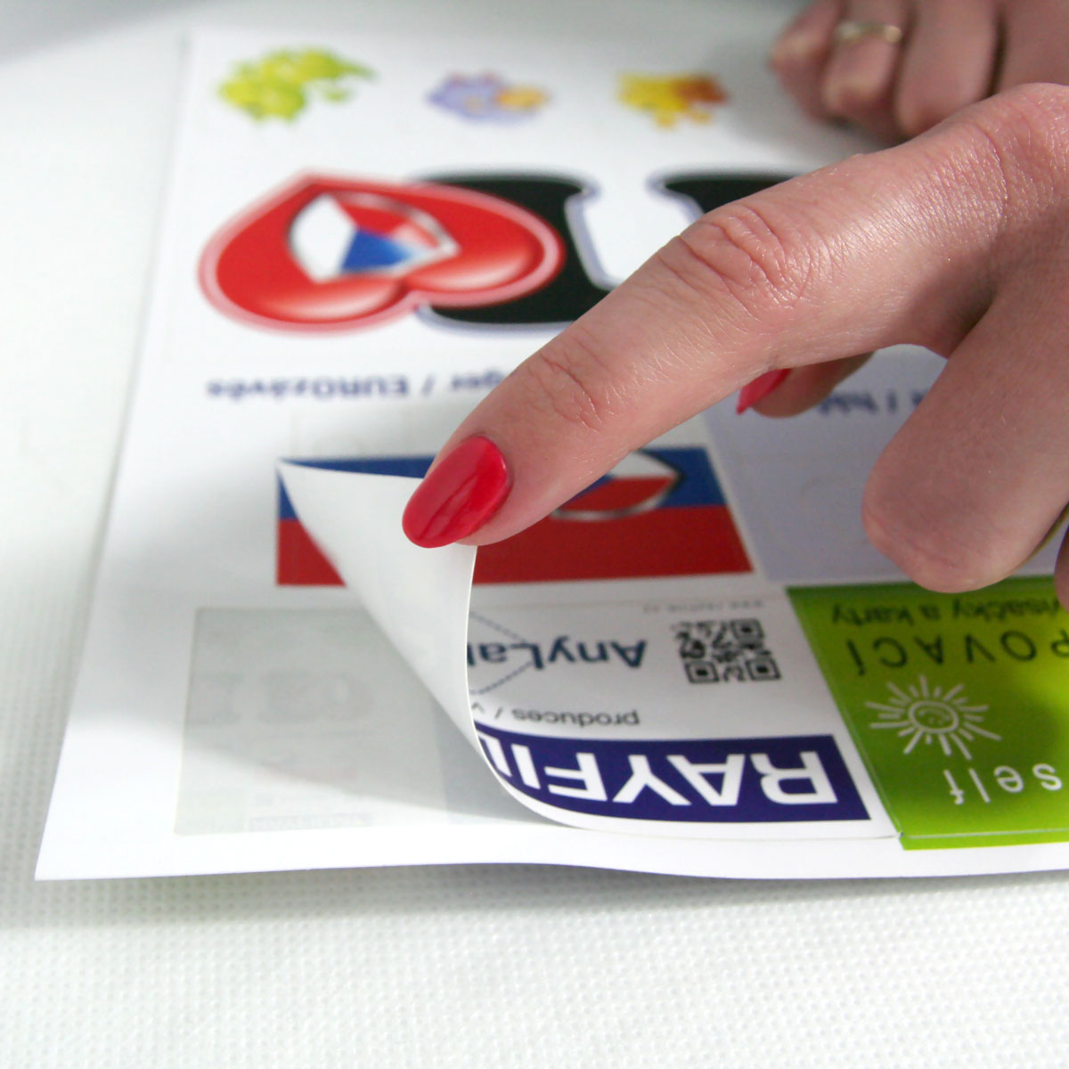 Fotograficzny papier samoprzylepny A4 z półpołyskiem do drukarek laserowych - 10 arkuszy