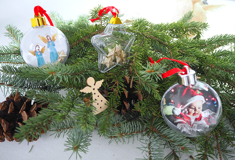 Photo Christmas bauble with red ribbon and silver cap - star